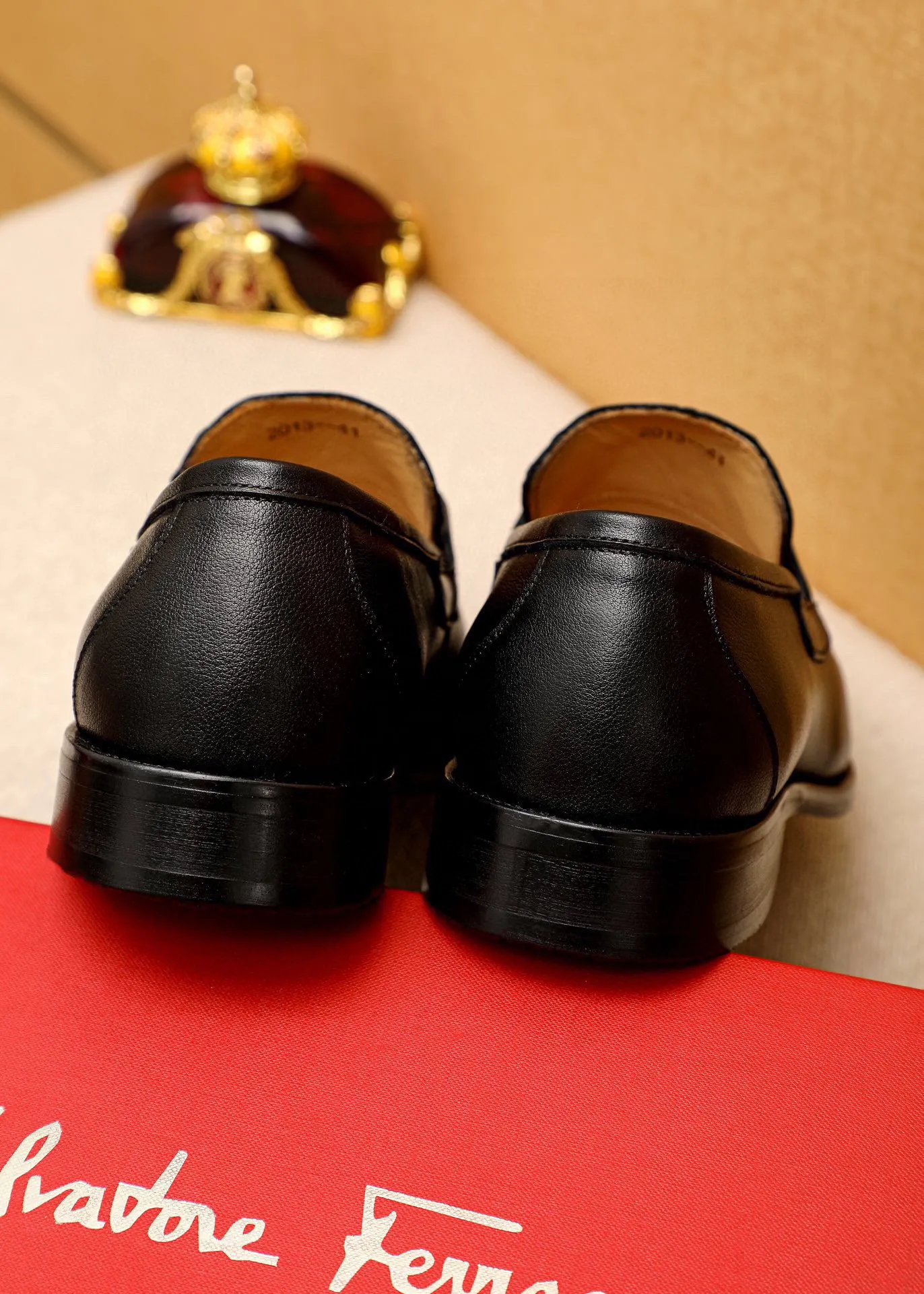 Men's shoes 💰460 💐 Product trademark: Ferragamo "Ferragamo" casual leather shoes Regular size: 38-44 (custom-made for 45🉑️) Product materials: Selected imported first-layer calfskin embossed upper + original hardware buckle, imported water-dyed cowhide leather lining. Strong three-dimensional visual effect, combined outsole Color: 1⃣️color optional
